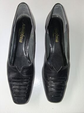 Magdelena Black Leather Women’s Low Heel Pumps